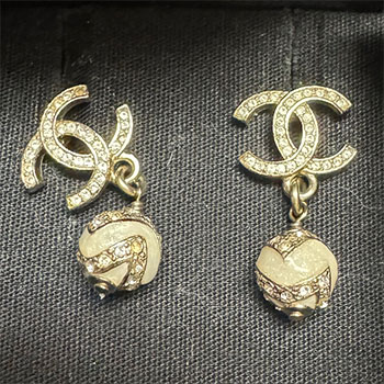 買取したシャネル23年秋冬モデルのピアス