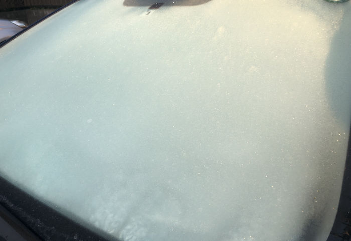 凍った車のフロントガラス