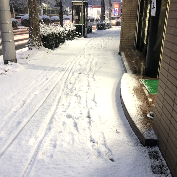 店の前の積雪