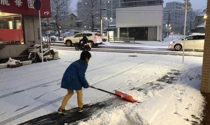 雪かきを手伝う息子