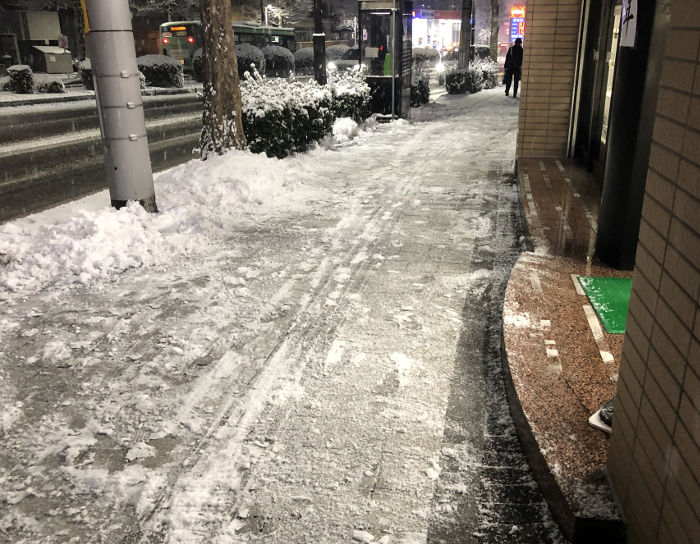 雪かき後の店先