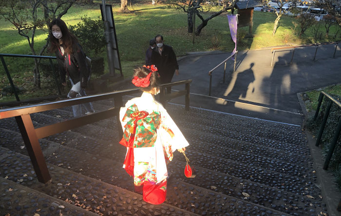 夕日に反射する着物が幻想的にみえる様子