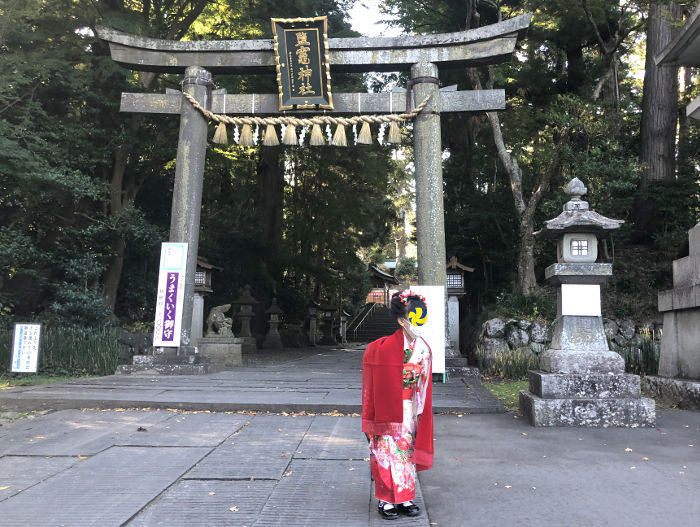 神社の入り口で撮影した子供の画像