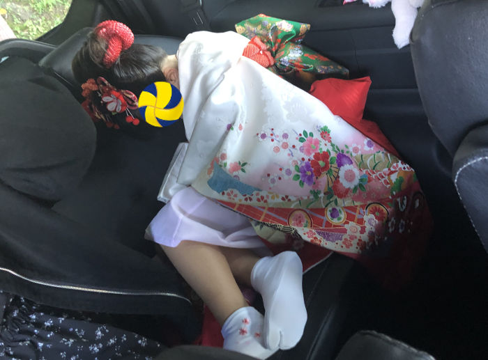 車で寝てしまう子供