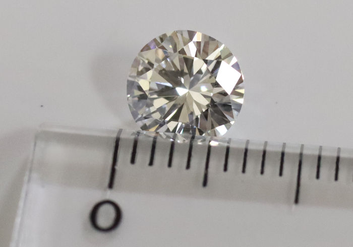 ダイアモンドの大きさを定規で計っている画像