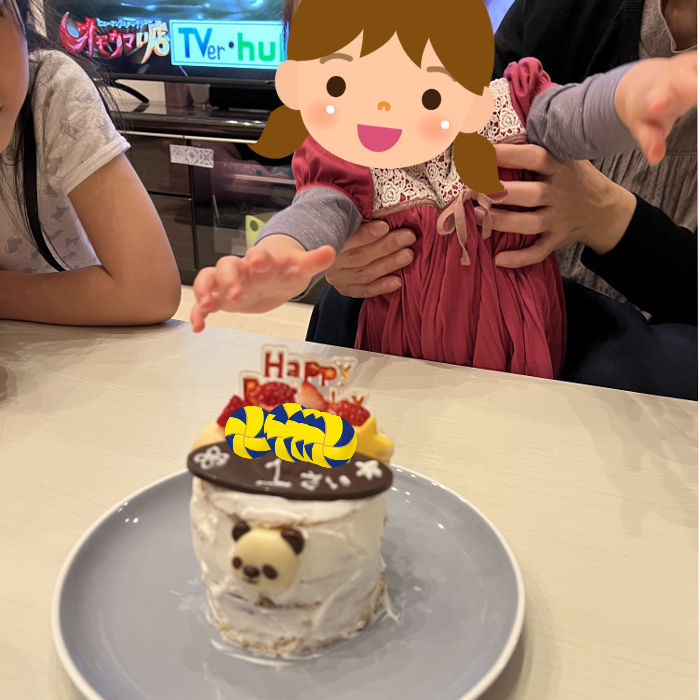 ケーキのような食べ物を触ろうとする幼児