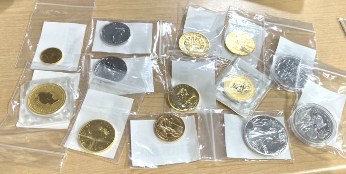 複数の金貨と銀貨