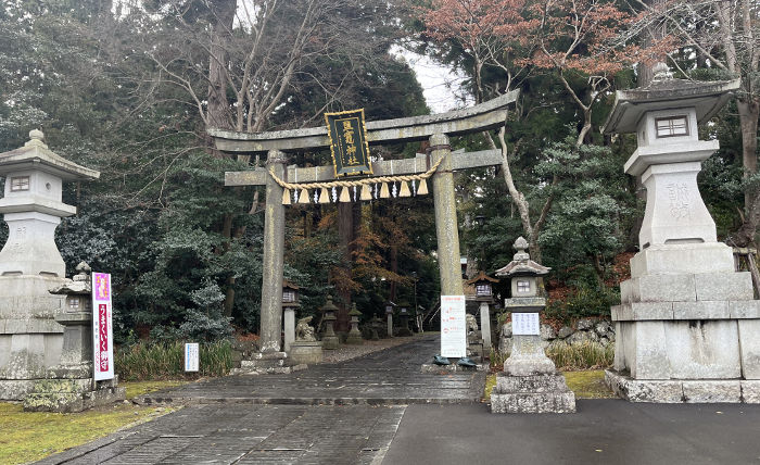 参拝道入口の石の鳥居