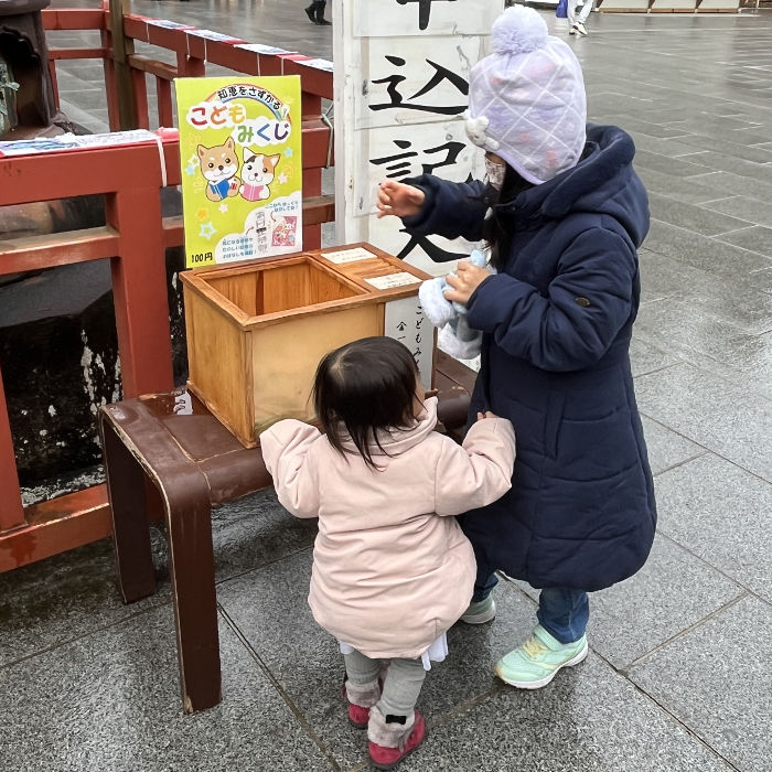 子供おみくじを引く子供達