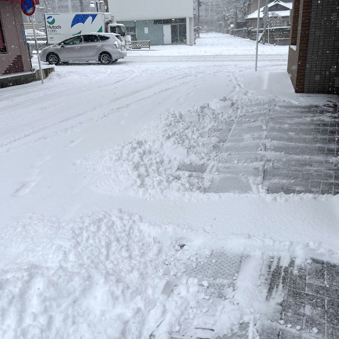 店の前に積もった雪