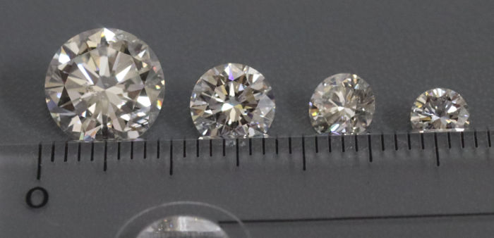 ４つのダイアモンドを横に並べて比較