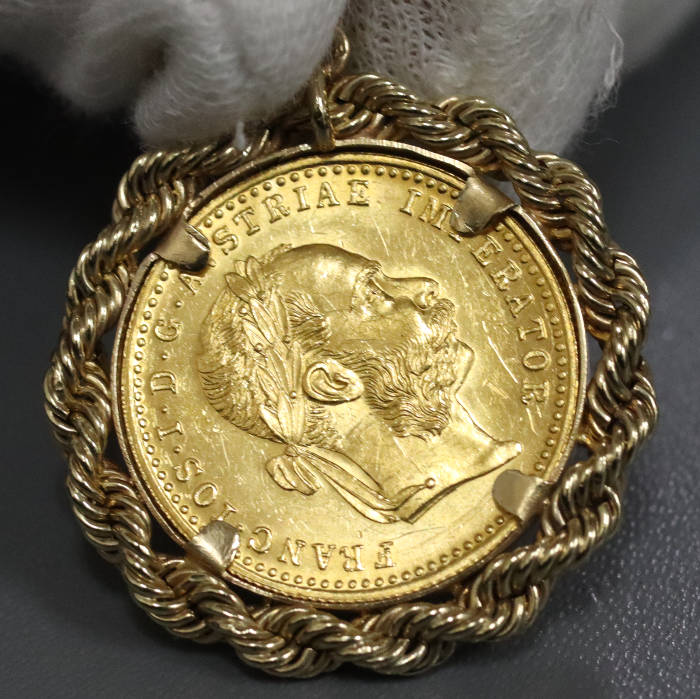 男性が描かれたペンダントヘット