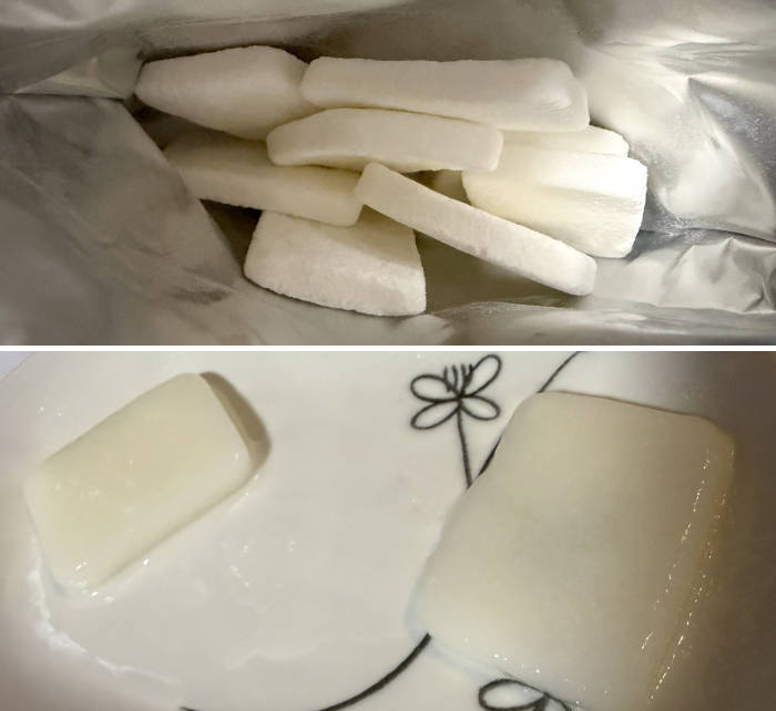 白い固形物を水で溶かす様子