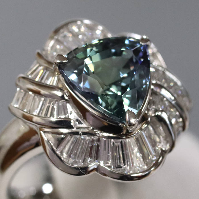 素敵な色の宝石の指輪